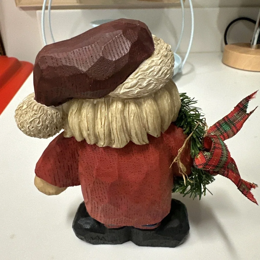 Unbranded Carved Wood-Look‎ Resin Santa w/ Wreath Christmas Figurine 5.5